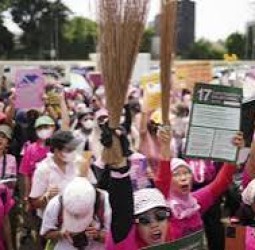 பற்றி எரியும் இந்தோனேசியா... ‘பிங்க்’ உடையில் போராட்டக் களத்தில் குதித்த பெண்கள் - பின்னணி என்ன?