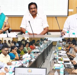 வணிக வரித்துறையில் அலுவலர்களின் பணித்திறன் குறித்து அமைச்சர் மூர்த்தி ஆலோசனை