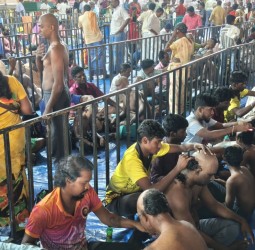 திருவந்திபுரம் தேவநாதசுவாமி கோயிலில் பக்தர்கள் மொட்டை அடித்து நேர்த்திக்கடன்