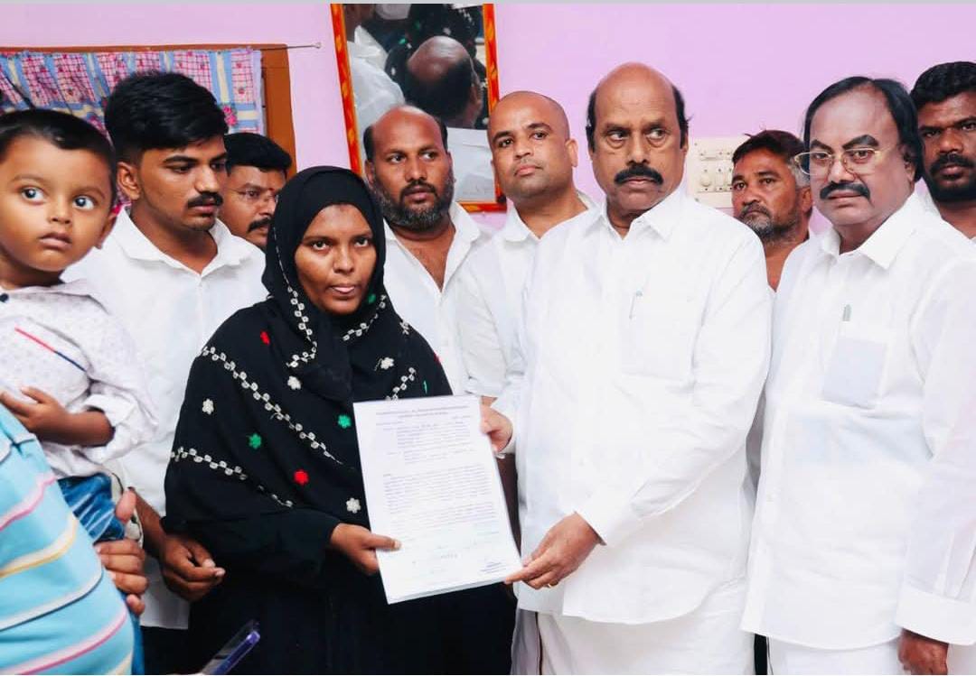 கத்தார் நாட்டில் நிகழ்ந்த சாலை விபத்தில் உயிரிழந்த திரு.நவாஸ் குடும்பத்தினருக்கு தமிழ்நாடு அரசின் சார்பில் 5 லட்சம் ரூபாய்