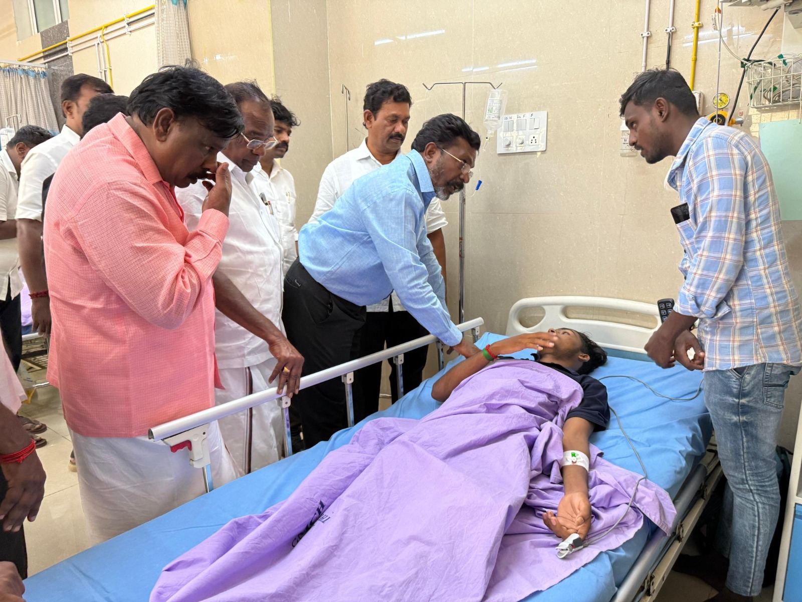 நெரிசலில் சிக்கி சிகிச்சை பெறுபவர்களை விசிக தலைவர் திருமாவளவன் சந்தித்துநலம் விசாரித்தார்