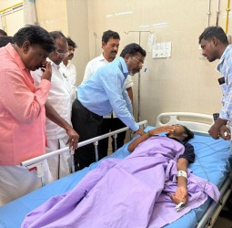 நெரிசலில் சிக்கி சிகிச்சை பெறுபவர்களை விசிக தலைவர் திருமாவளவன் சந்தித்துநலம் விசாரித்தார்