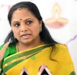 பிஆர்எஸ் கட்​சியிலிருந்து மேலவை உறுப்பினர் கவிதா சஸ்பெண்ட்: மகள் மீது கே.சந்திரசேகர ராவ் ஒழுங்கு நடவடிக்கை