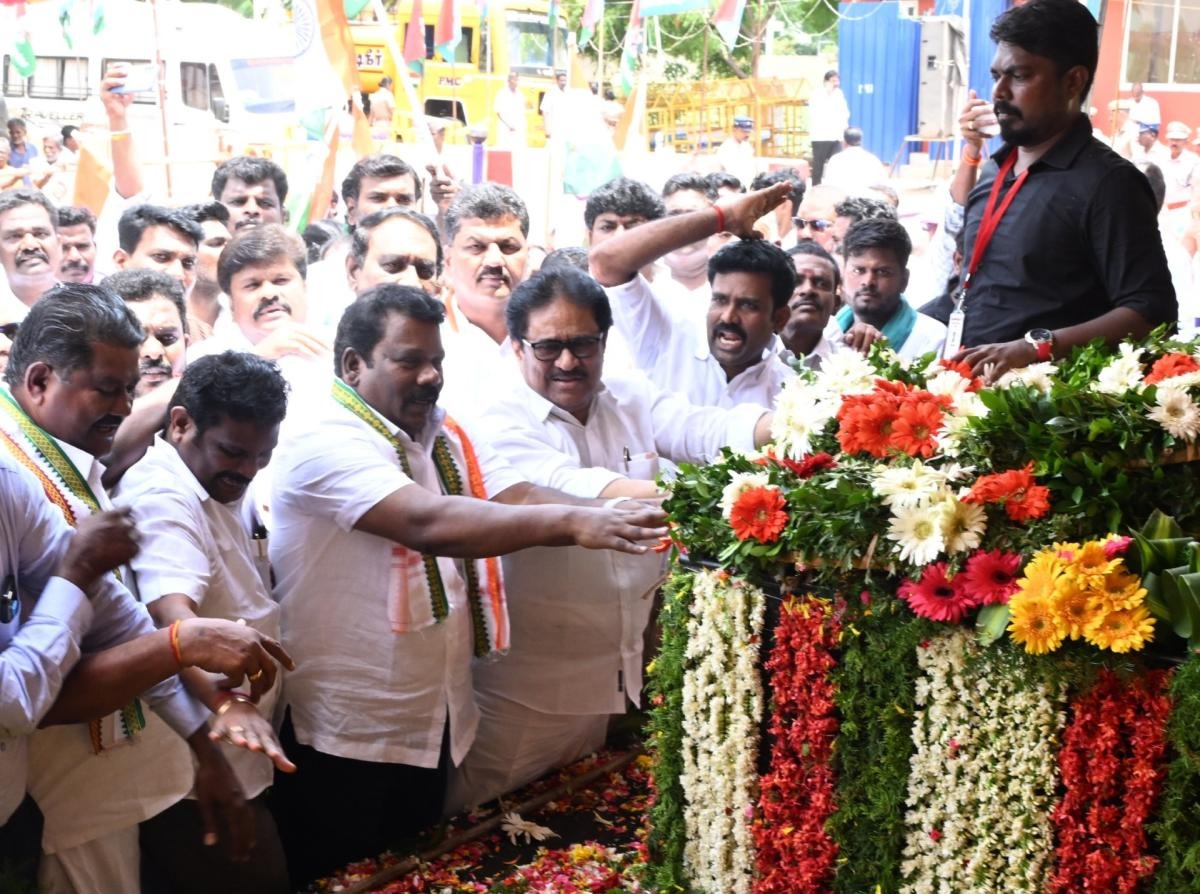 தியாகி இமானுவேல் சேகரன் 68வது நினைவு தினத்தை முன்னிட்டு தமிழக காங்கிரஸ் தலைவர் செல்வப்பெருந்தகை, முன்னாள் எம்பி திருநாவுக்கரசர் மற்றும் காங்கிரசார் மரியாதை