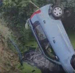 காணாமல் போன பெண்ணை தேடச் சென்றபோது ஆற்றில் கார் விழுந்தது : 3 போலீசார் பலி