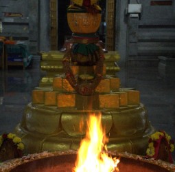 உக்கல் அருள்மிகு மடாவளம் ஸ்ரீ காமாட்சி அம்பாள் கோயிலில் யாக வேள்வி பூஜை: