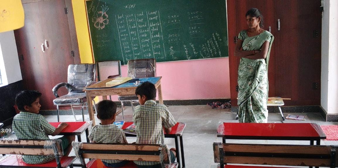 பள்ளிக்கு தளவாட பொருட்கள்