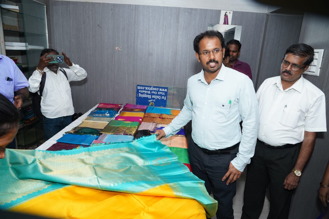 தென்காசி சுவாமி சன்னதி தெருவில் உள்ள கோ-ஆப்டெக்ஸ் விற்பனை நிலையத்தில் தீபாவளி பண்டிகையை முன்னிட்டு சிறப்பு விற்பனை