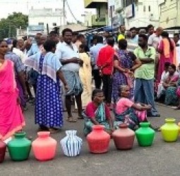 நாமக்கல் மாநகராட்சி வள்ளிபுரம் பகுதியில் பொதுமக்கள் காலி குடங்களுடன் சாலை மறியல்