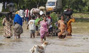 டெல்லி யமுனை ஆற்றில் வெள்ளப்பெருக்கு: தாழ்வான பகுதிகளை சூழ்ந்த தண்ணீர்
