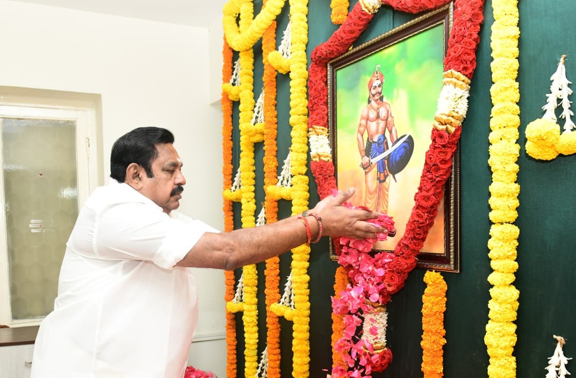 பசுமைவழிச் சாலையில் உள்ள இல்லத்தில், பூலித்தேவன் உருவப்படத்துக்கு அதிமுக பொதுச் செயலாளர் பழனிசாமி மலர்தூவி மரியாதை