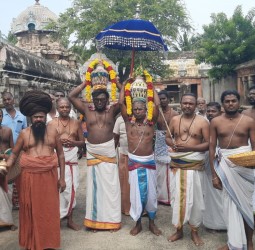 ருத்ர அபிஷேகத்தில் தருமபுர ஆதீனம் மாசிலாமணி தேசிக ஞானசம்பந்த பரமாச்சாரியார் சுவாமிகள்