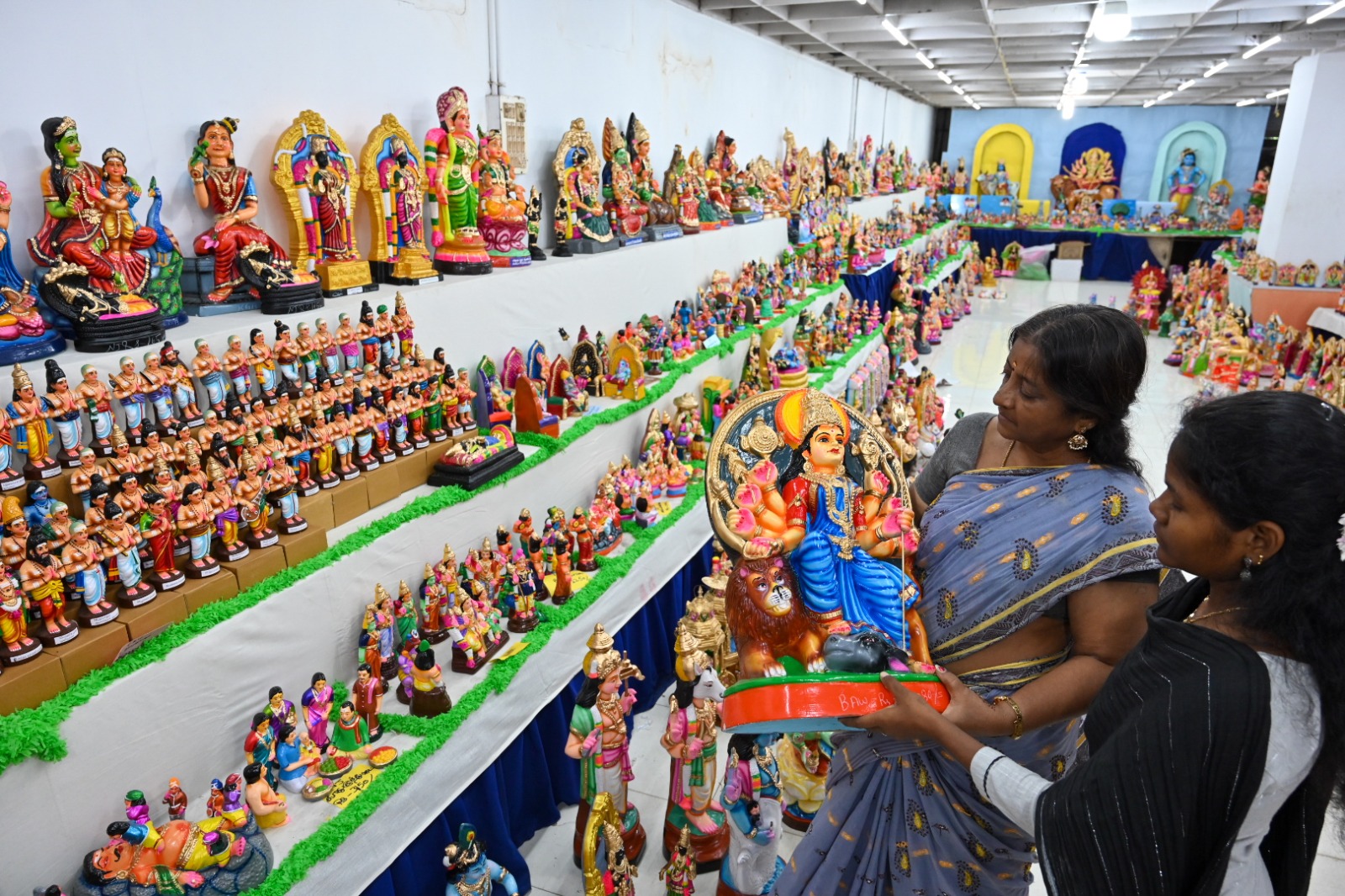 அண்ணாசாலை காதி கிராமோத்யோக் பவனில் நடக்கும் நவராத்திரி கொலு பொம்மைகள் கண்காட்சி