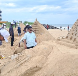 புதுவை கடற்கரையில் அமைக்கப்பட்டிருந்த மணல் சிற்பம்