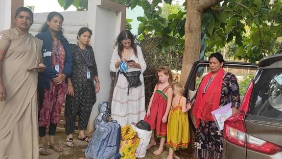 கர்நாடக குகையில் வாழ்ந்த ரஷ்ய பெண் தாயகம் திரும்ப உதவி செய்ய வேண்டும்: மத்திய அரசுக்கு கர்நாடக உயர் நீதிமன்றம் உத்தரவு