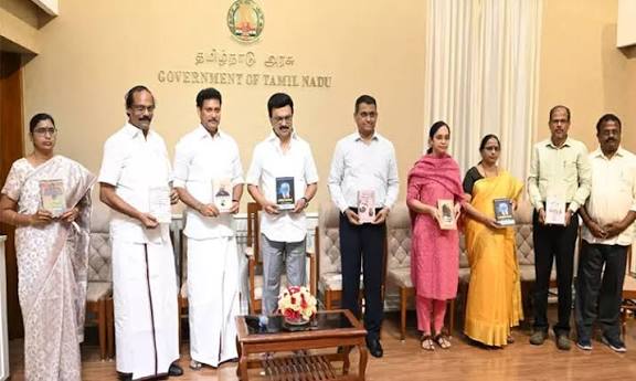 தமிழ்நாடு பாடநூல் மற்றும் கல்வியியல் பணிகள் கழகத்தின் சார்பில் 26 புதிய நூல்களை மு.க.ஸ்டாலின் வெளியிட்டார்.