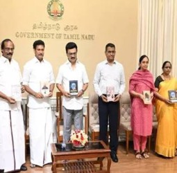 தமிழ்நாடு பாடநூல் மற்றும் கல்வியியல் பணிகள் கழகத்தின் சார்பில் 26 புதிய நூல்களை மு.க.ஸ்டாலின் வெளியிட்டார்.