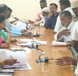 ராணிப்பேட்டை மாவட்ட ஆட்சியர் அலுவலகத்தில் ஆட்சியர் சந்திரகலா தலைமையில் மக்கள் குறைதீர்வு கூட்டம்