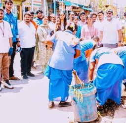 கல்லூரி மாணவிகளுடன் சேர்ந்து தீவிர துப்புரவுப் பணி