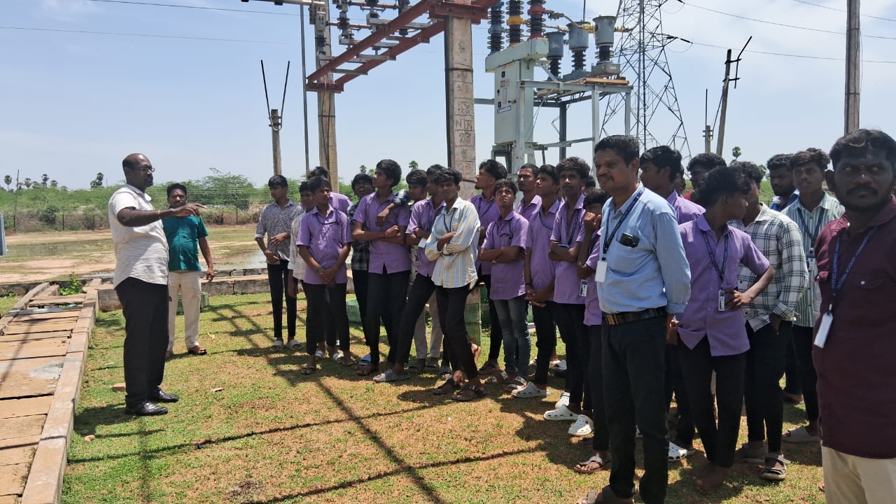 சிவகங்கை ரோட்டில் அமைந்துள்ள துணை மின் நிலையத்தை நேஷனல் அகாடமி கல்லூரி மாணவர்கள் பார்வையிட்டனர்கள்