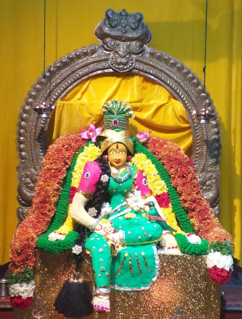 ஸ்ரீ வாசவி கன்யகா பரமேஸ்வரி அம்மன் நவராத்திரி முதல் நாள் சிறப்பு அலங்காரத்தில் அருள் பாலிக்கும் காட்சி