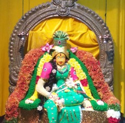 ஸ்ரீ வாசவி கன்யகா பரமேஸ்வரி அம்மன் நவராத்திரி முதல் நாள் சிறப்பு அலங்காரத்தில் அருள் பாலிக்கும் காட்சி