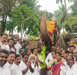 பகவதியம்மன் கோயிலுக்கு நேற்று யானை மீது புனிதநீர் எடுத்து வரப்பட்டது