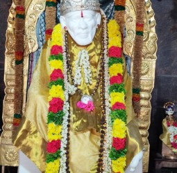 சீர்காழி தென்பாதியில் அமைந்துள்ள ஸ்ரீசத்குரு சாய்பாபா தியான ஆலயத்தில் வியாழக்கிழமை காலை சிறப்பு அலங்காரம்