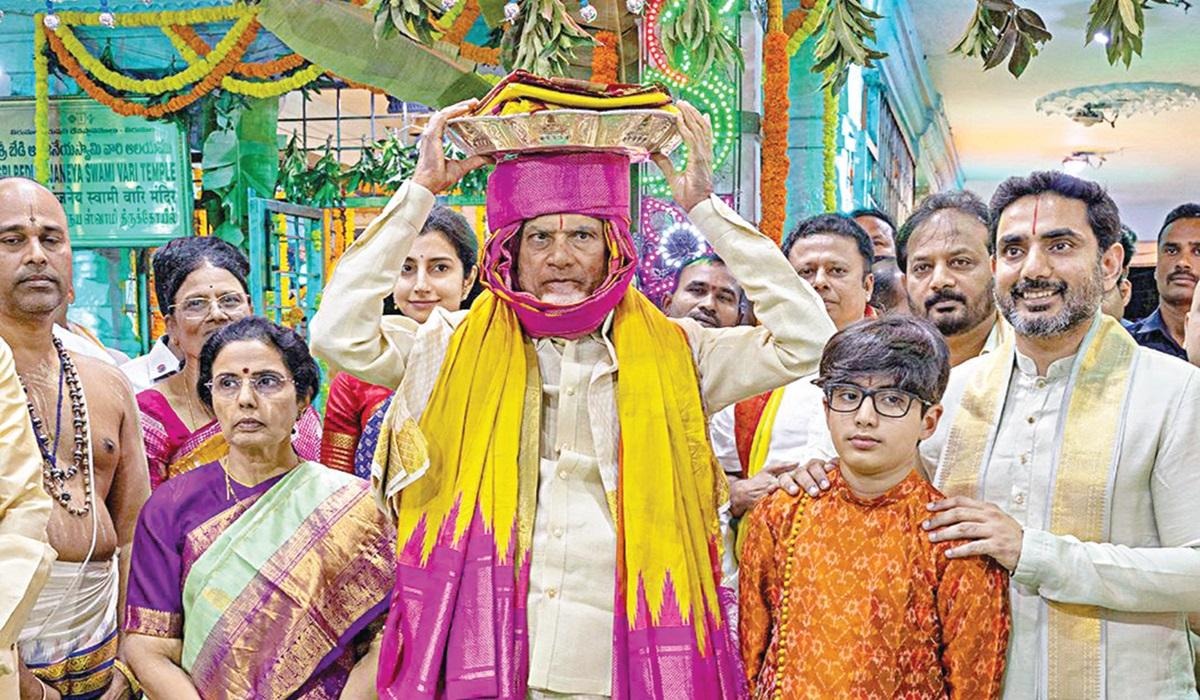 ஆந்திர அரசின் சார்பில் முதல்வர் சந்திரபாபு நாயுடு பட்டு வஸ்திரங்களை காணிக்கை
