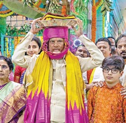 ஆந்​திர அரசின் சார்பில் முதல்​வர் சந்​திர​பாபு நாயுடு பட்டு வஸ்​திரங்​களை காணிக்​கை