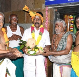 சந்திரசேகரபுரம் ஸ்ரீ சிவகாம சுந்தரி சமேத ஶ்ரீ சந்திரசேகர சுவாமி ஆலயத்தில் முன்னாள் அமைச்சர் ஆர். காமராஜ் வருகை தந்து அனைத்து சன்னதிகளிலும் சாமி தரிசனம்