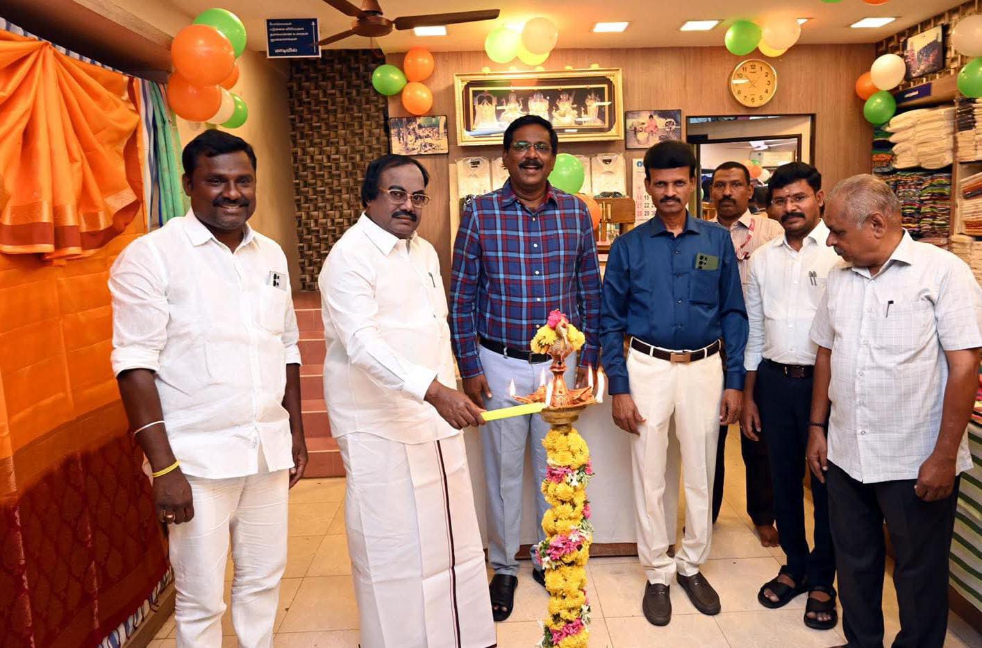 கோ- ஆப்டெக்ஸ் சிறப்பு விற்பனை துணை சபாநாயகர் தொடங்கி வைத்தார்............