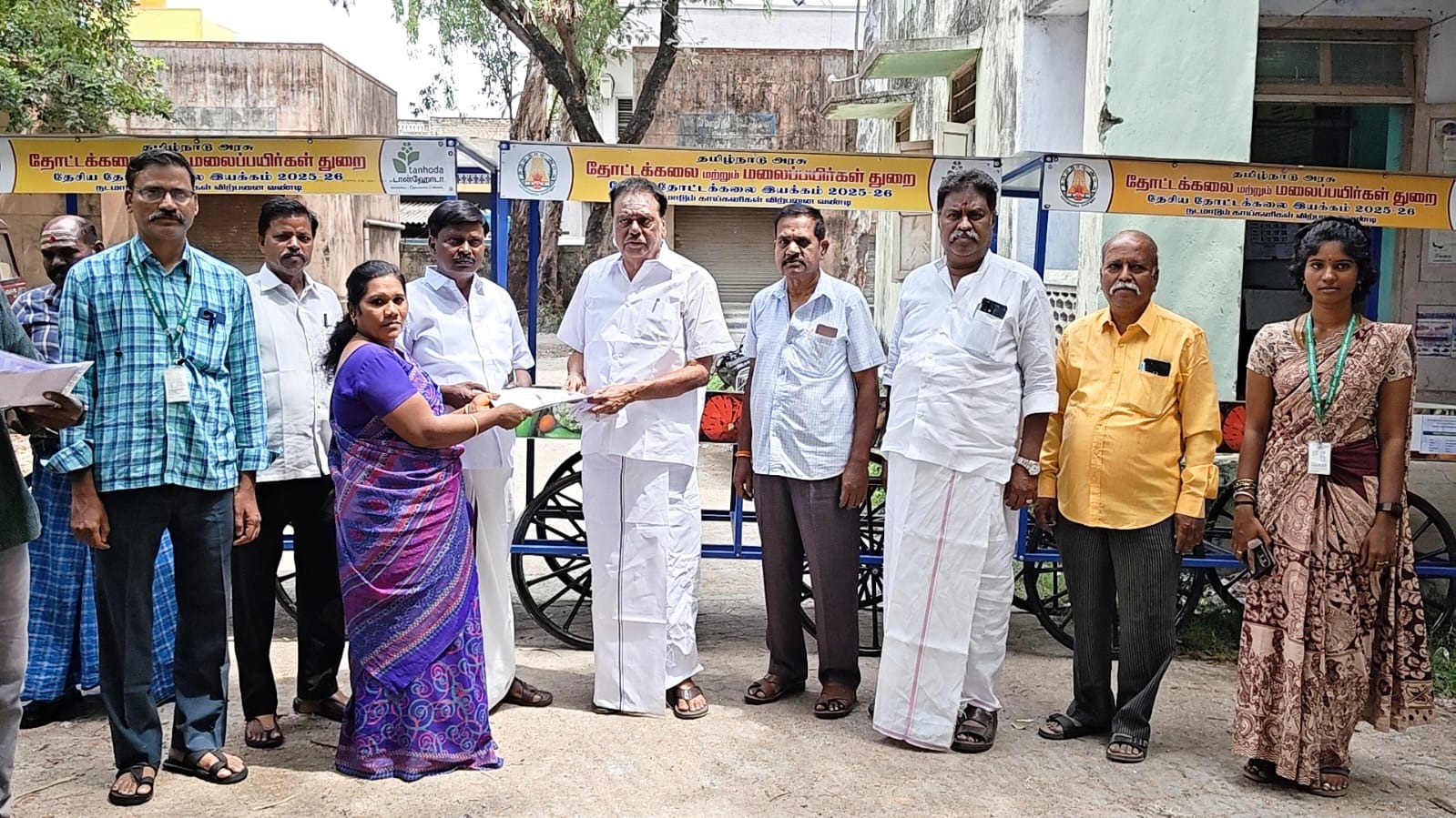சோளிங்கரில் நடமாடும் காய்கனிகள் விற்பனை வண்டி