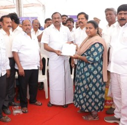 மயிலத்தில் தீப்பிடித்து எறிந்த வீட்டிற்கு நிவாரணம் வழங்கிய எம்எல்ஏ