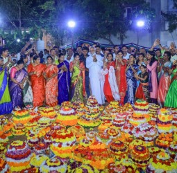 ஶ்ரீ கன்யகா பரமேஸ்வரி கலை மற்றும் அறிவியல் கல்லூரி மைதானத்தில் நடந்த தெலுங்கு மக்களின் பண்டிகையான பதுகம்மா பண்டிகை