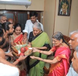 மீனாட்சி அம்மன் கோவிலுக்கு வந்த மத்திய நிதி அமைச்சர்