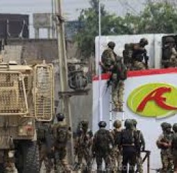 பாகிஸ்தான் துணை ராணுவப் படை தலைமையகம் மீது பயங்கரவாதிகள் தாக்குதல் - 6 ராணுவ வீரர்கள் பலி