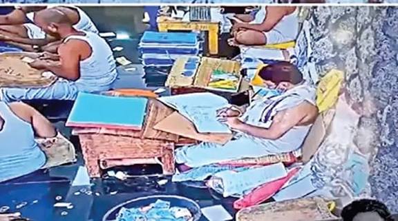 திருப்பதி உண்டியல் பணம் ரூ.100 கோடி கொள்ளை: தேவஸ்தான ஊழியர் திருடும் வீடியோ வெளியானது