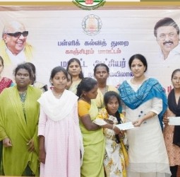 பிளஸ் 2 முடித்த 14 மாற்றுத்திறனாளி மாணவர்கள் உயர்கல்வி பயில ரூ. 2,52,505 க்கான காசோலை