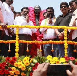 சி.பா. ஆதித்தனார் பிறந்தநாளை முன்னிட்டு அவரது திருஉருவச் சிலைக்கு விசிக தலைவர் திருமாவளவன், விஜய் வசந்த் எம்.பி., மாலை அணிவித்து மரியாதை