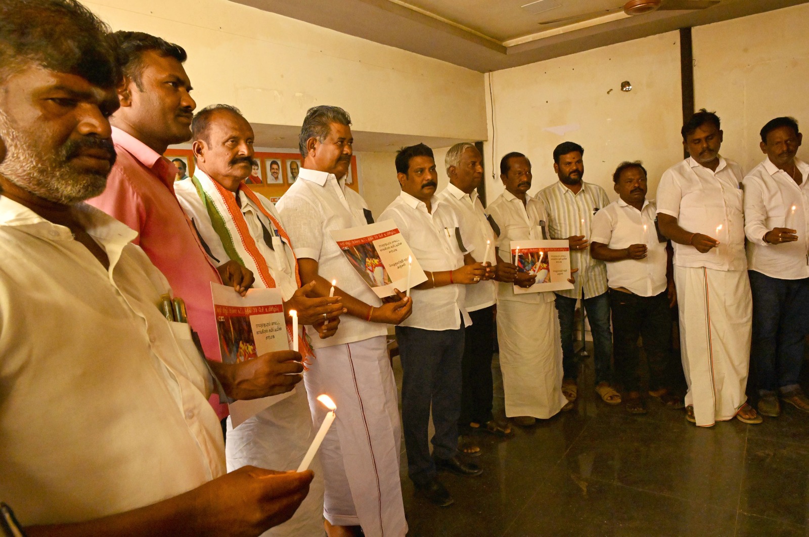 ராமநாதபுரத்தில் காங்கிரஸ் கட்சி சார்பில் மெழுகுவர்த்தி ஏற்றி அஞ்சலி