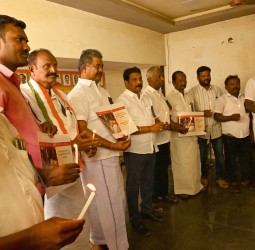 ராமநாதபுரத்தில் காங்கிரஸ் கட்சி சார்பில் மெழுகுவர்த்தி ஏற்றி அஞ்சலி