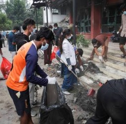 நேபாளம் வீதிகளில் தூய்மை பணியில் ‘ஜென் ஸீ’ போராட்டக்காரர்கள் தீவிரம்!