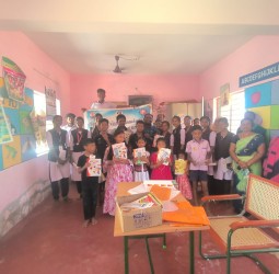 சர்வதேச எழுத்தறிவு தினத்தை முன்னிட்டு அங்கன்வாடி மழலையர்களுக்கு புத்தகத் தொகுப்பு வழங்கப்பட்டது