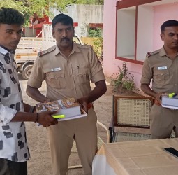 முத்தையாபுரம் பகுதியில் காவலர் தேர்வுக்கு விண்ணப்பித்து தயாராகி வரும் ஏழை, எளிய மாணவர்கள் 20 பேருக்கு நோட்டு, புத்தகங்கள்