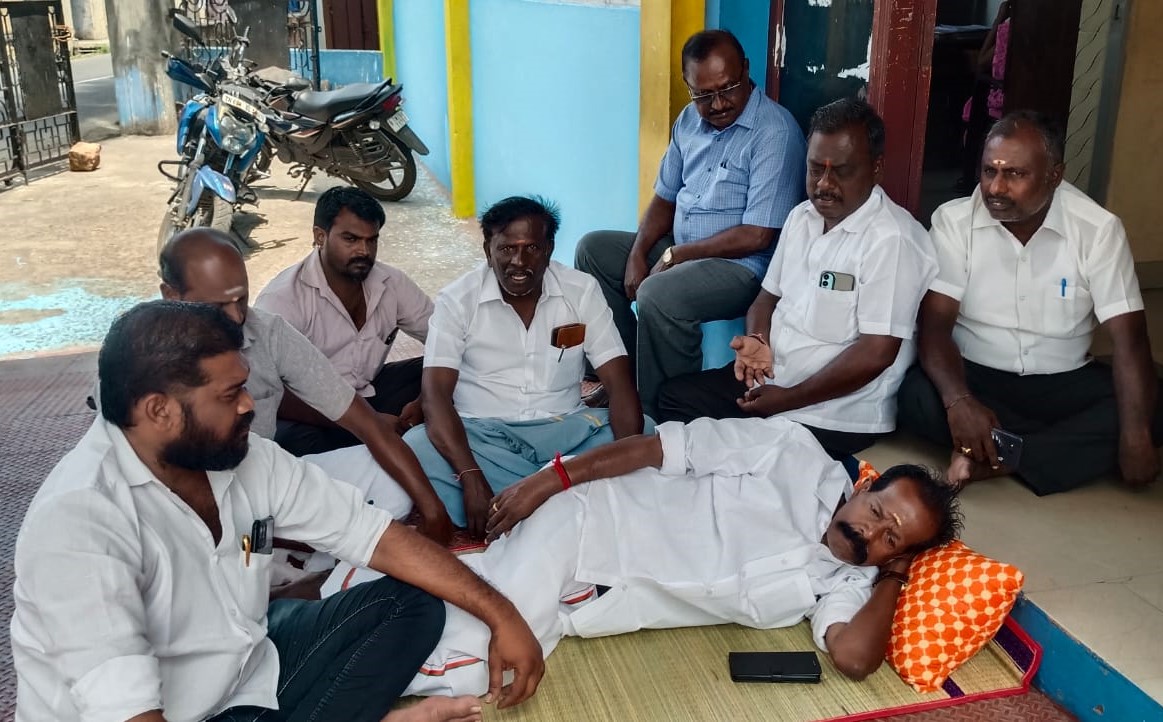 பாஜக மாவட்ட துணைத் தலைவர் முத்துக்குமார் பாய் விரித்து படுத்து போராட்டம்