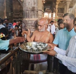 புரட்டாசி சனிக்கிழமை தரிசிக்க வந்த பக்தர்களுக்கு இலவசமாக பால்
