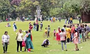 அரசு தாவரவியல் பூங்காவில் குவிந்த சுற்றுலாப் பயணிகள்