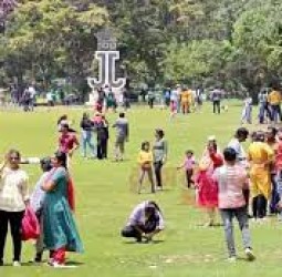 அரசு தாவரவியல் பூங்காவில் குவிந்த சுற்றுலாப் பயணிகள்