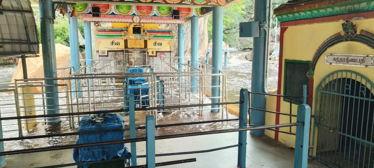 அமணலிங்கேஸ்வரர் கோயிலை சூழ்ந்தபடி சென்ற வெள்ள நீர்